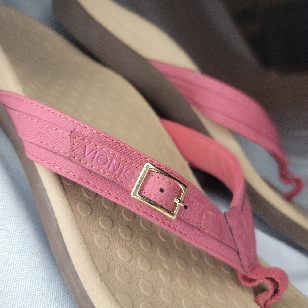 Vionic Sandal with Pink Buckle Detail Tide Patty Size 10
